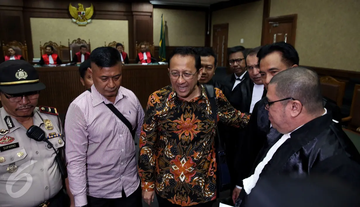 Mantan Ketua DPD Irman Gusman saat akan meninggalkan ruangan usai menjalani sidang perdana di Pengadilan Tipikor Jakarta, Selasa (8/11). Irman Gusman menjalani sidang dengan agenda pembacaan dakwaan dari jaksa penuntut umum. (Liputan6.com/Johan Tallo)