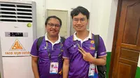 Volunteer SEA Games 2023 asal Indonesia, Muhammad Fahry Abdul Fanny (kanan), bersama rekannya sesama volunteer yang berasal dari Malaysia, Wan Mohammad Hazem Mohd Yusoh. (Bola.com/Gregah Nurikhsani)
