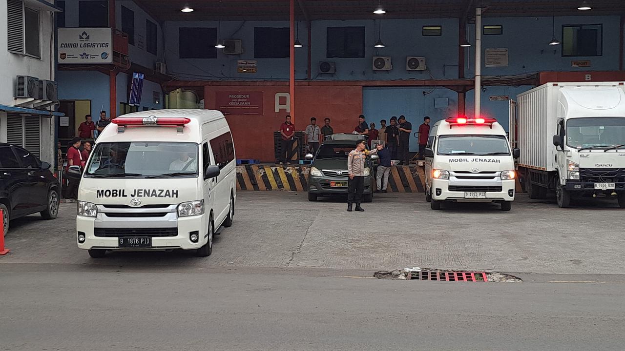 Jenazah Lilie Wijayanti dan Elsa Laksono, dua pendaki yang meninggal dunia di Puncak Cartenzs Pyramid tiba di Kargo Bandara Soekarno Hatta, Senin (3/3/2025).