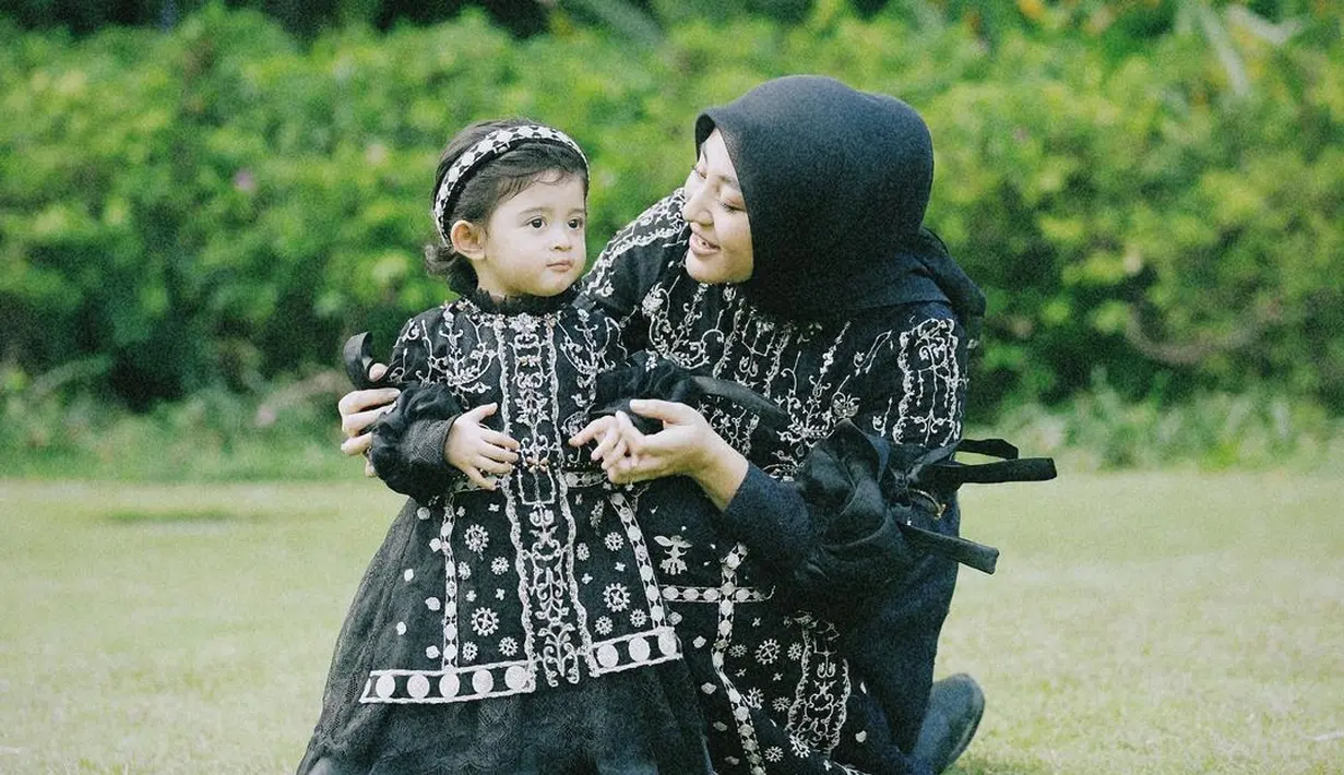 Sementara Ali Syakieb tampil gagah dengan baju koko lengan pendek dan celana panjang warna senada.