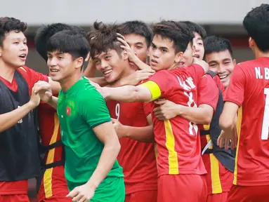 Para pemain Vietnam U-19&nbsp;merayakan&nbsp;gol yang dicetak oleh Nguyen Quoc Viet ke gawang Thailand U-19 pada laga perebutan tempat ketiga Piala AFF U-19 2022 di Stadion Patriot Chandrabhaga, Bekasi, Jumat (15/7/2022). (Bola.com/Bagaskara Lazuardi)