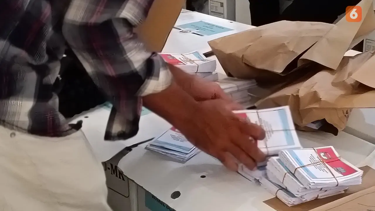 Pelipatan Kertas Suara PSU Kabupaten Serang. (Rabu, 16/05/2025). (Yandhi Deslatama/Liputan6.com).