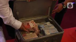 Uang palsu ditunjukkan sebelum dimusnahkan di gedung Bank Indonesia, Jakarta, Rabu (26/2/2020). Bank Indonesia memusnahkan 50.087 lembar uang Rupiah palsu hasil temuan dari proses pengolahan uang dan klarifikasi masyarakat selama rentang waktu 2017-Januari 2018. (Liputan6.com/Angga Yuniar)