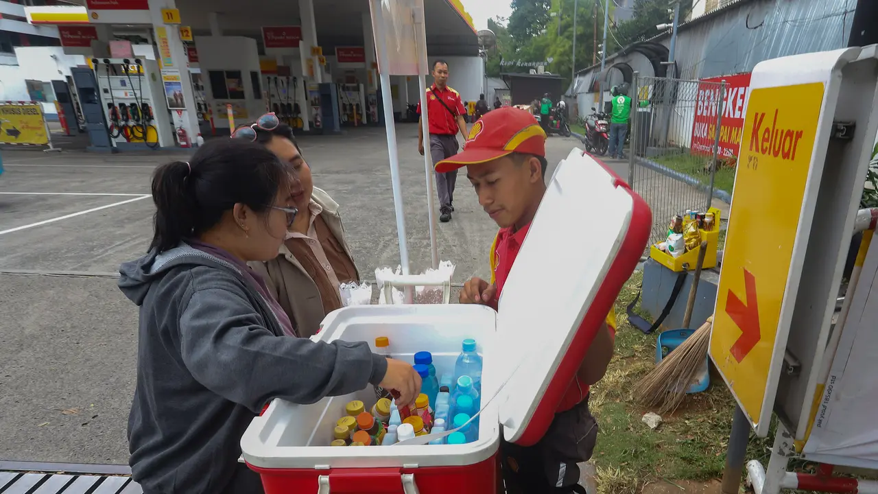 Imbas Kekosongan Stok BBM, Pegawai SPBU Swasta Jajakan Produk Lain