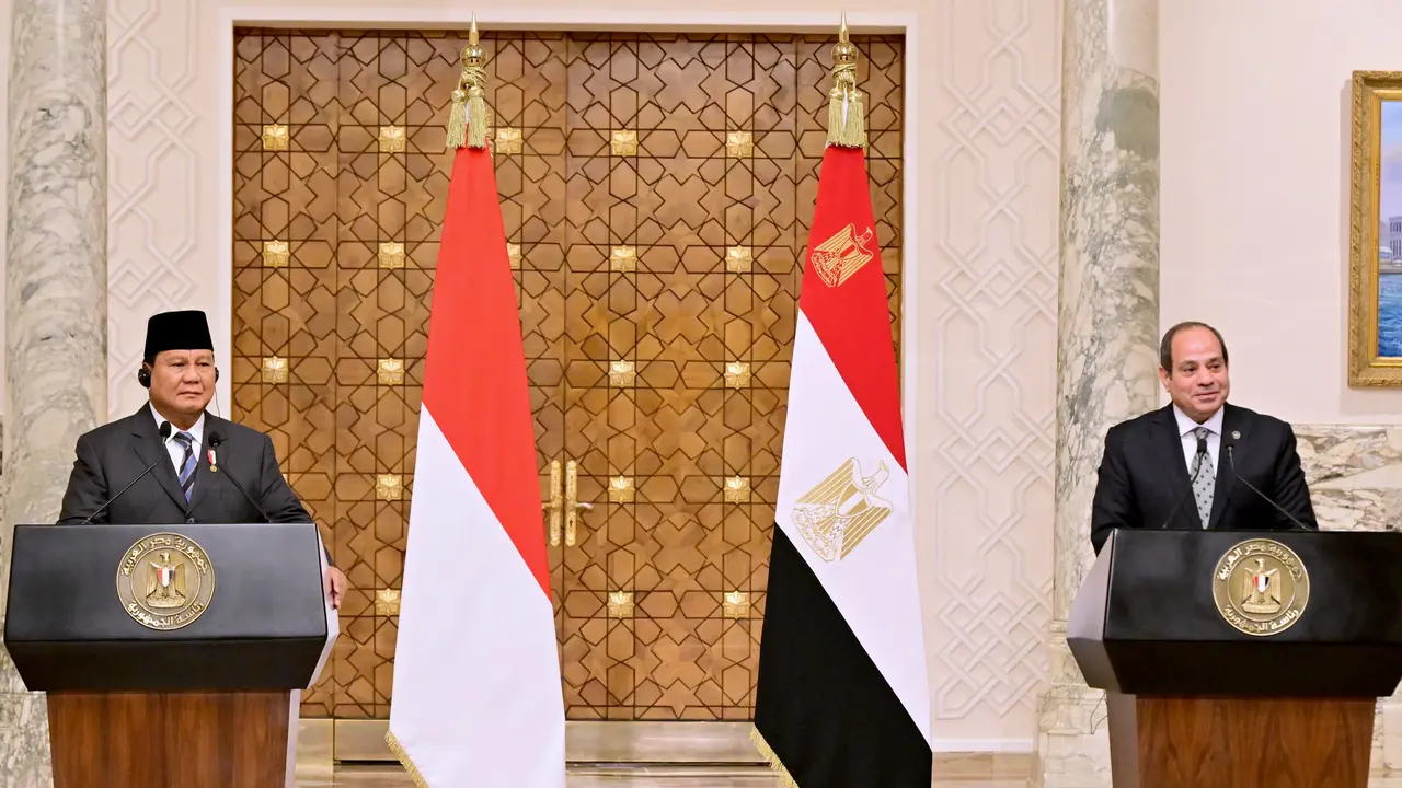 Presiden Prabowo Subianto melakukan pertemuan bilateral dengan Presiden Republik Arab Mesir, Abdel Fattah El-sisi, di Istana Kepresidenan Al Ittihadiya, dalam kunjungan kenegaraannya ke Kairo, Mesir, Rabu (18/12/2024).