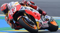 Juara dunia MotoGP musim lalu dari Honda Repsol, Marc Marquez, berada di peringkat kelima dengan catatan waktu 1 menit 32,493 detik pada kualifikasi MotoGP Prancis di Sirkuit Le Mans, Sarthe, Sabtu (20/5/2017). (AFP/Jean-Francois Monier)