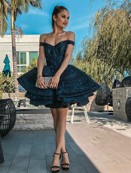Saat mengikuti premiere film The Avengers: Infinity War, penampilan Cinta pun terlihat memukau dengan dress berwarna hitam dan detail cantik berwarna navy. Ia hanya menambahkan gelang, cincin serta anting dengan model sederhana namun tetap terlihat stylish. (Liputan6.com/IG/@claurakiehl)