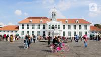 Warga memadati area halaman utama Museum Sejarah Jakarta di kawasan Kota Tua, Jakarta, Kamis (3/4/2025). (Liputan6.com/Herman Zakharia)