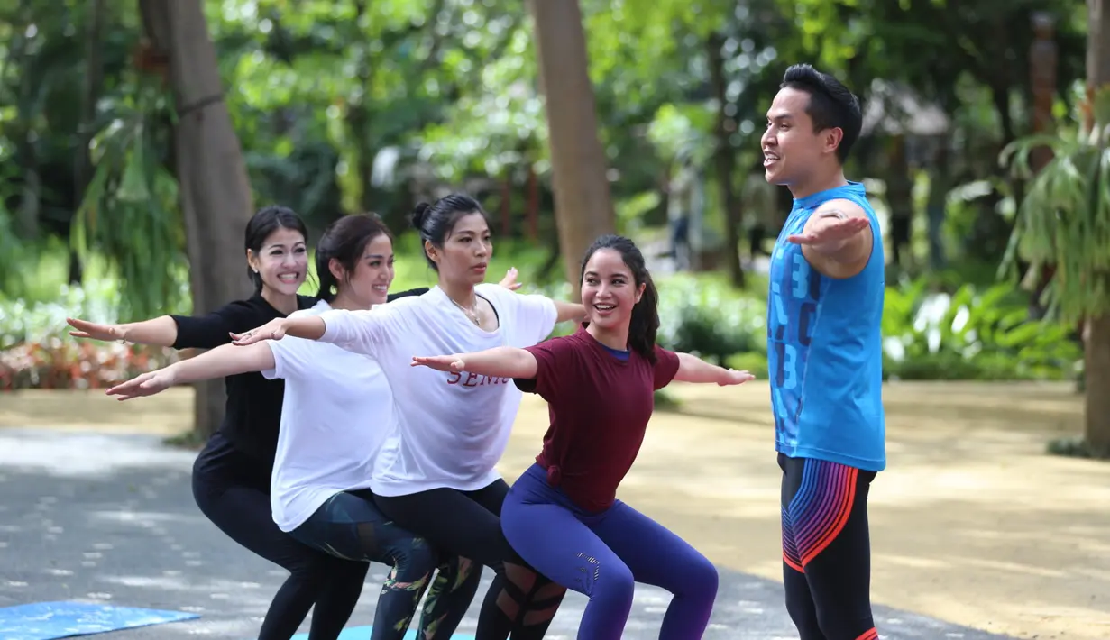 Terciptanya nama Girls Squad ini tidak disengaja. Berawal dari hastag yang kerap mereka gunakan setiap kali berkumpul. Namun karena intensitas yang cukup sereing, sebutan itu akhirnya dijuluki untuk mereka. (Adrian Putra/Bintang.com)