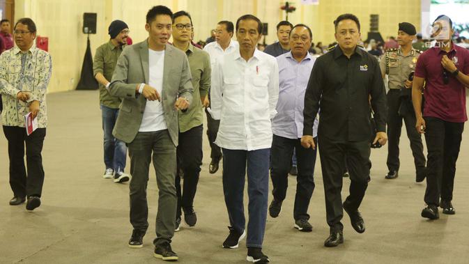 Presiden Joko Widodo (Jokowi) mengunjungi stan yang ada dalam acara Digital Startup Connect 2018 di Balai Kartini,  Jakarta, Jumat (7/12). Jokowi terlihat didampingi Menkominfo Rudiantara hingga Kepala Bekraf Triawan Munaf. (Liputan6.com/Angga Yuniar)