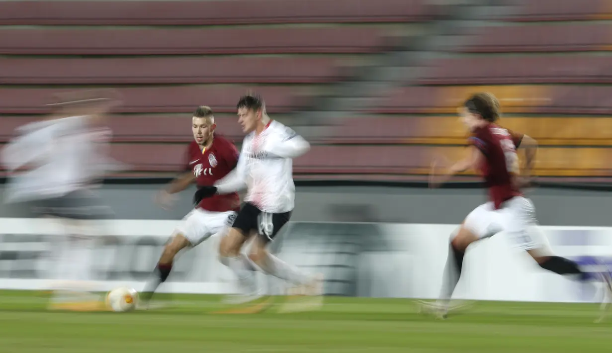 Penyerang AC Milan, Lorenzo Colombom menantang bek Sparta Praha, Dominik Plechaty pada pertandingan grup H Liga Eropa UEFA di Stadion Generali Arena, Jumat (11/12/2020) dinihari WIB.  AC Milan menutup fase grup Liga Europa dengan kemenangan tipis 1-0 atas Sparta Praha. (AP Photo/Petr David Josek)