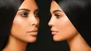 Nah kalau yang ini saat Kim Kardashian dan Kylie yang tengah melakukan sesi foto untuk brand KKW X KYLIE makeup. Mana Kylie mana Kim, hayo? (Instagram/Hollywoodlife)