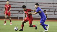Striker Timnas Indonesia U-22, Osvaldo Haay, menggiring bola saat melawan Thailand U-22 pada laga SEA Games 2019 di Stadion Rizal Memorial, Manila, Selasa (26/11). Indonesia menang 2-0 atas Thailand. (Bola.com/M Iqbal Ichsan)