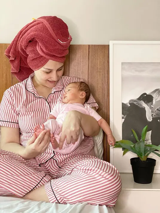 Mengingat beberapa bulan belakangan harus di rumah saja karena adanya pandemi, namun bagi Indra dan Mona, kehadiran Numa menjadi pengusir bosan bagi anak-anaknya yang lain. Secara bergantian, mereka menjaga dan merawat Numa. (Instagram/monaratuliu)