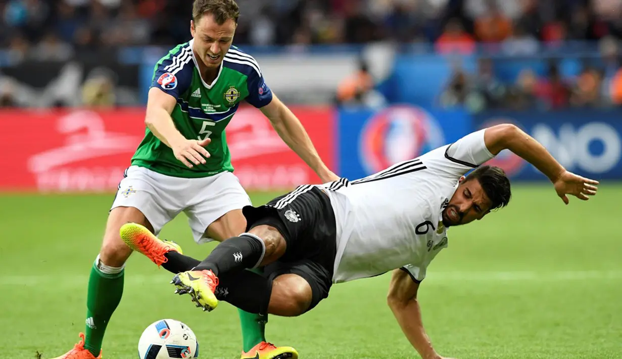 Pemain Jerman, Sami Khadira, berebut bola dengan pemain Irlandia Utara, Johnny Evans pada laga Grup C Piala Eropa 2016 di Parc des Princes, Paris, Selasa (21/6/2016). (AFP/Lionel Bonaventre)