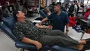 Seorang pria melakukan donor darah untuk korban luka penembakan Las Vegas di United Blood Service, Nevada, Selasa (3/10). Bukan hanya warga AS, namun para turis dari berbagai negara datang untuk menyumbangkan darah mereka. (Ethan Miller/Getty Images/AFP)