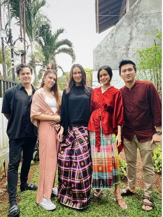 Outfit Lebaran Sophia Latjuba Curi Perhatian, Tetap Stylish Pakai Sarung