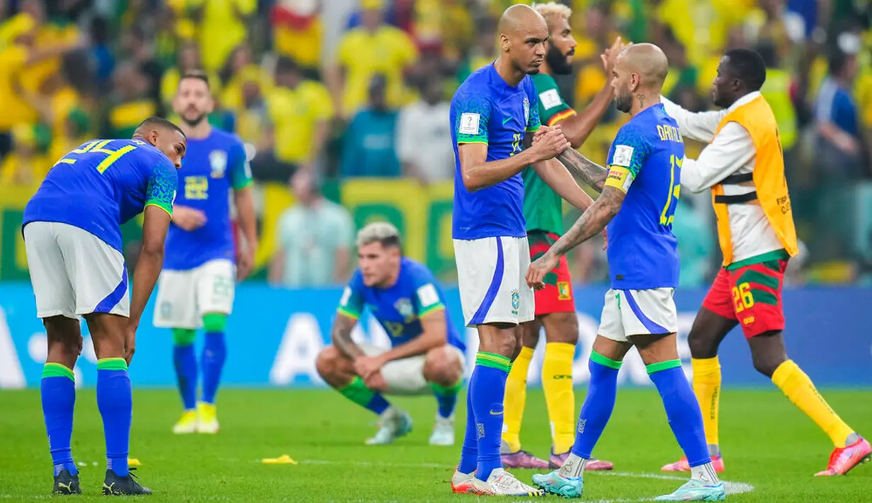 Reaksi para pemain Brasil usai melawan Kamerun pada pertandingan sepak bola Grup G Piala Dunia 2022 di Stadion Lusail, Lusail, Qatar, 2 Desember 2022. Kamerun menang 1-0 atas Brasil, namun tetap tak lolos ke babak selanjutnya. (AP Photo/Andre Penner)