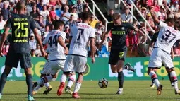 Bek Inter Milan, Milan Skrinar, berusaha melewati pemain Crotone pada laga Serie A Italia di Stadion Ezio Scida, Calabria, Sabtu (16/9/2017). Crotone kalah 0-2 dari Inter. (AFP/Carlo Hermann)