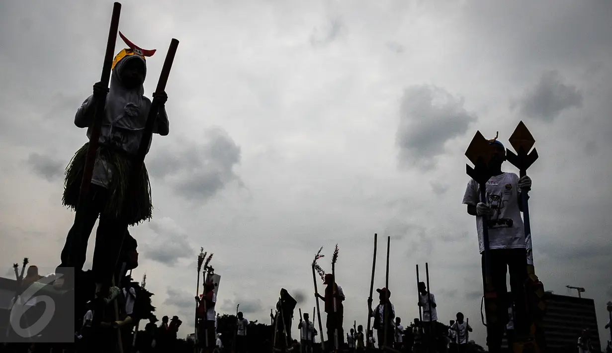 Sejumlah anak menaiki egrang ketika meramaikan pemecahan rekor dunia egrang dalam rangkaian penyelenggaraan TAFISA World Games 2016 di Kemayoran, Jakarta, Sabtu (8/10). Pemecahan rekor dunia ini diikuti 2.016 anak SD dan SMP. (Liputan6.com/Faizal Fanani)