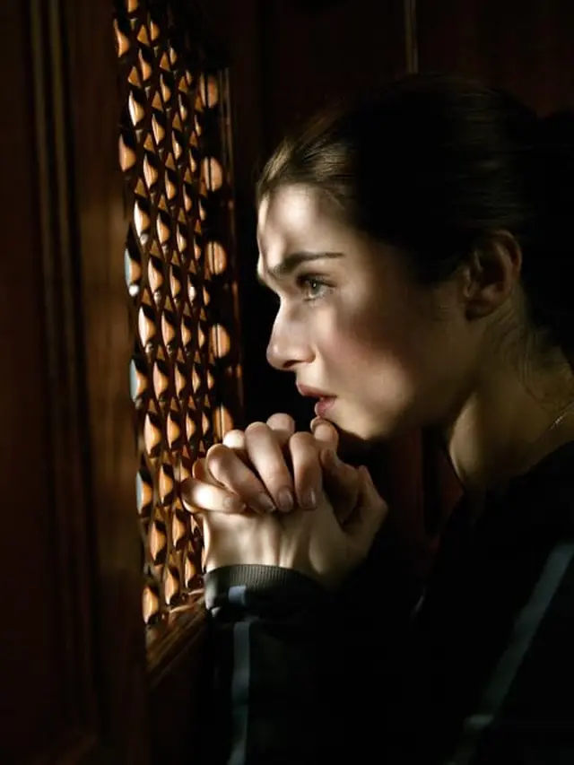 Rachel Weisz dalam film Constantine. (Foto: Dok. Warner Bros. Pictures/ Village Roadshow Pictures/ IMDb)