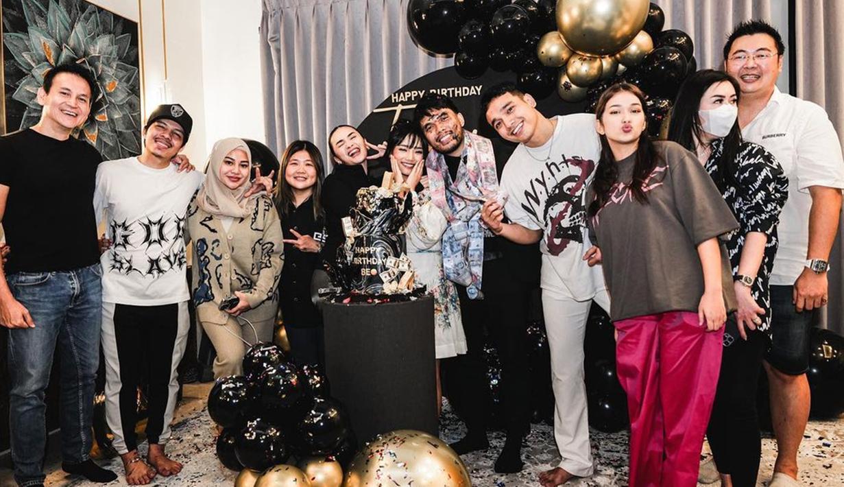 Ulang tahun Thariq Halilintar rupanya digelar dua kali. Sebelum perayaan dengan rekan selebriti, Thariq mendapatkan surprise dari Atta Halilintar, Aurel Hermansyah dan kawan terdekatnya.(Liputan6.com/IG/@attahalilintar)