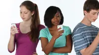 Ilustrasi: Remaja yang biasa mengakses media sosial (sumber : yourteenmag.com)