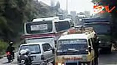 Arus lalu lintas di Jalan Nagreg, Kabupaten Bandung, Jabar, macet total hingga dua kilometer. Kemacetan terjadi dari Garut menuju Bandung dan arah sebaliknya. 
