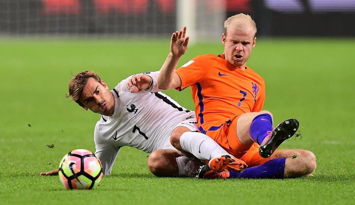 Pemain Belanda, Davy Klaassen (kanan), berebut bola dengan pemain Prancis, Antoine Griezmann, pada laga Grup A Kualifikasi Piala Dunia 2018 zona Eropa, di Amsterdam ArenA, Selasa (11/10/2016) dini hari WIB. (AFP/Emmanuel Dunand)