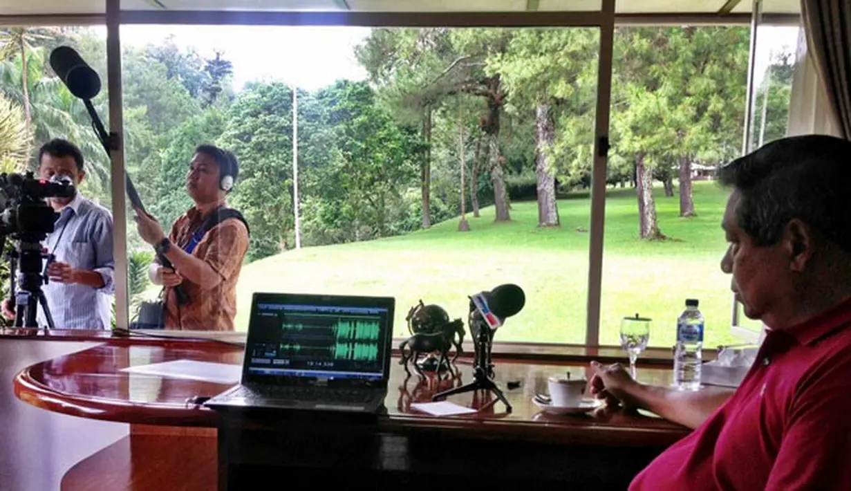 Foto SBY tengah merekam pesannya sebagai Presiden RI. Dia menulis, &quot;Menyemangati siswa/i se-Indonesia untuk melaksanakan Ujian Nasional, disiarkan di radio malam ini &amp; besok.&quot; (Foto: @SBYudhoyono)