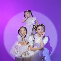 Sarwendah dan kedua putrinya sering tampil kompak dalam berbagai kesempatan. Dalam potret terbaru, ketiganya terlihat imut layaknya kakak adik. [@fdphotography90]