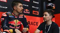 Maverick Vinales bersama sang pelatih yang juga juara dunia MotoGP tiga kali, Jorge Lorenzo. (X/MotoGP)