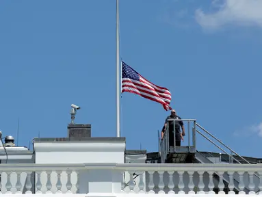 Gedung Putih di Washington DC mengibarkan bendera setengah tiang sebagai tanda berduka atas penembakan brutal klub gay Pulse di Kota Orlando, Florida, Amerika Serikat (AS), Minggu (12/6). (AFP PHOTO/Yuri GRIPAS)