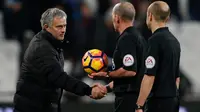 Manajer Manchester United Jose Mourinho bersalaman dengan wasit Mike Dean setelah laga kontra West Ham United di Stadion Olympic, London, Senin (2/1/2017). (AFP/Adrian Dennis)