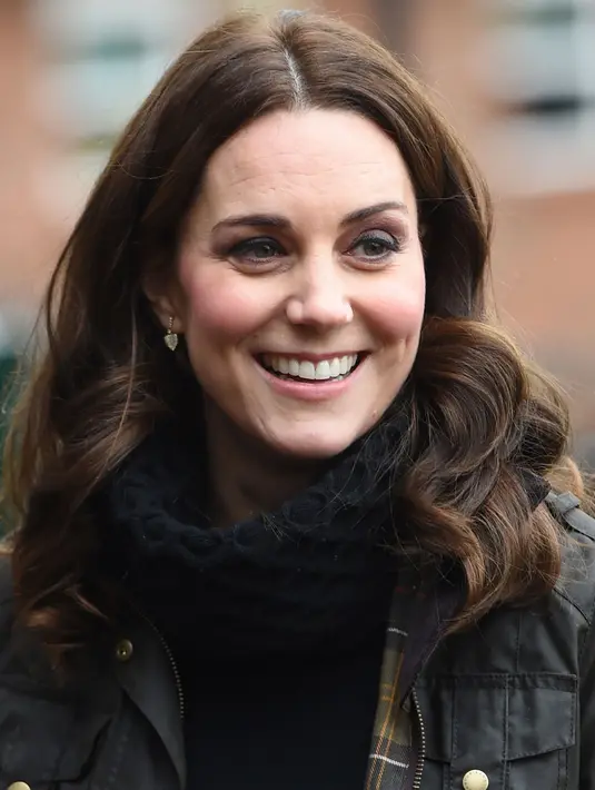 Kate Middleton tersenyum saat mengunjungi Dasar Robin Hood di London, Inggris (29/11). Kate Middleton tampil cantik mengenakan jaket berwarna cokelat dengan rambut terurai. (AFP Photo/Pool/Eddie Mulholland)