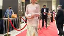 Kali ini, Sisca memperlihatkan sisi elegannya kenakan kebaya brokat berwarna pink yang dipadukan rok batik dengan detail high slit. [Foto: IG/jkt48sisca].