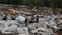 Banjir bandang melanda Nagari Sungai Batang, Kecamatan Tanjung Raya, Kabupaten Agam, Sumatera Barat dalam rentetan bencana yang terjadi akhir November 2025.

Sungai Batang jadi salah satu terdampak yang tidak hanya meluluhlantakkan rumah warga, namun juga memakan korban jiwa.

Data BPBD Agam, di Tanjung Raya setidaknya 10 orang meninggal dunia akibat banjir bandang yang membawa material batu-batu dan kayu besar.

Lokasi ini juga sempat terisolir karena akses jalan menuju tanah kelahiran Buya Hamka ini juga dilanda gempa.