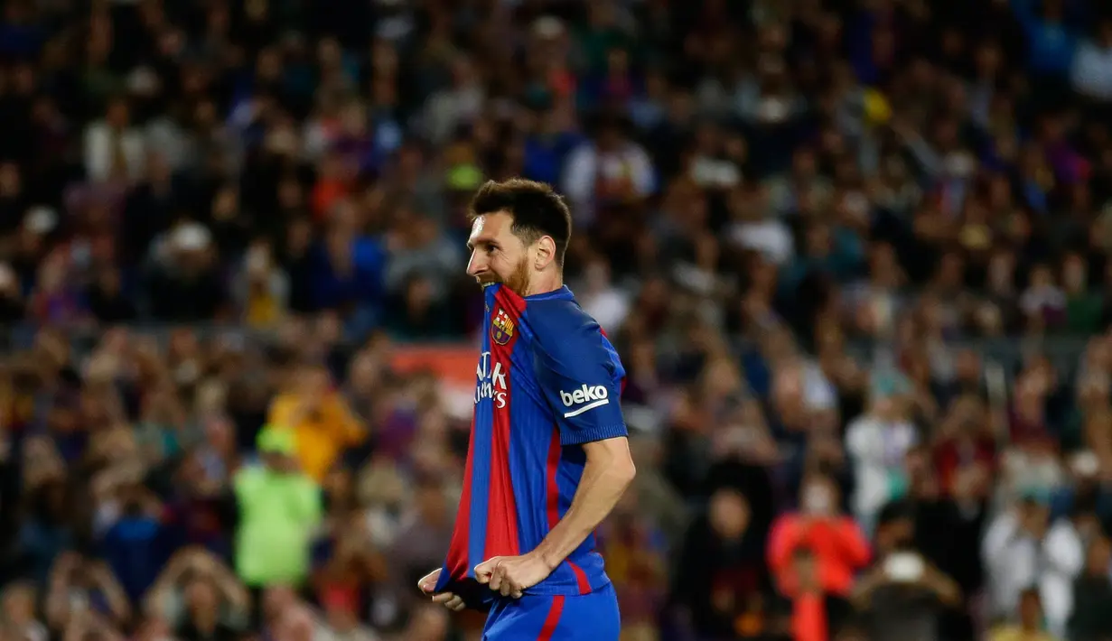 Lionel Messi usai pertandingan melawan Eibar di stadion Camp Nou, Barcelona, Spanyol,(21/5). Barcelona harus puas menjadi runner-up pada musim ini. Blaugrana berjarak tiga poin dari Madrid yang merebut gelar juara. (AP Photo / Manu Fernandez)