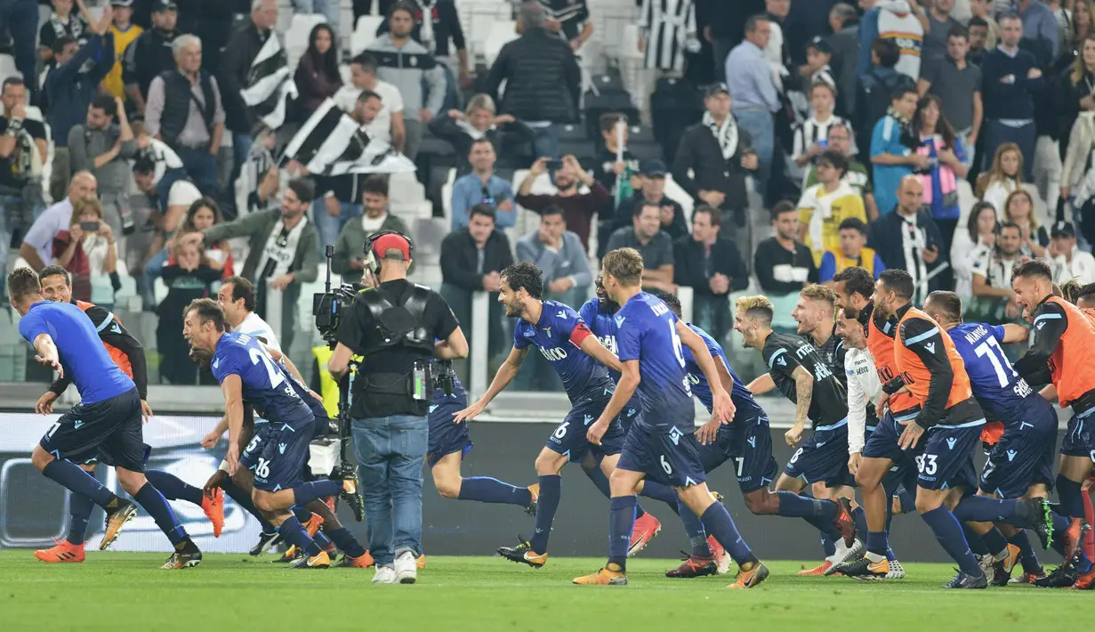 Para pemain Lazio merayakan kemenangan usai pertandingan melawan Juventus pada lanjutan Liga Serie A Italia di Stadion Allianz di Turin, (14/10). Juventus kalah 2-1 atas Lazio. (Alessandro Di Marco / ANSA via AP)