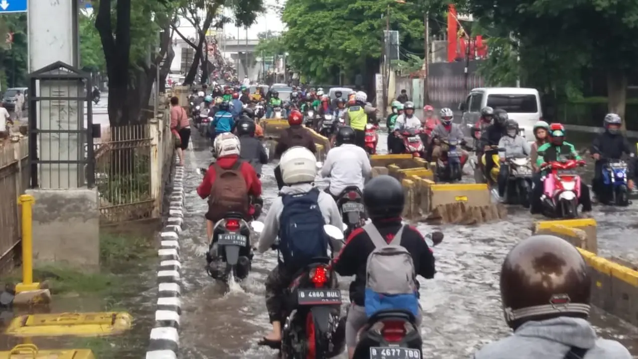 Banjir Jakarta masih terlihat di flyover Pesing arah Cengkareng, Jakarta Barat.