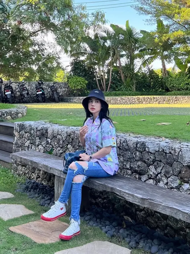 Gaya Padu Padan Jeans ala Dearly Djoshua (Foto: Instagram @dearlydjoshua)