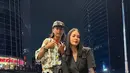 Gaya Paula Verhoeven dan Bonge saat berpose bersama. Busana yang dipakai Paula cukup simple. Terlihat kasual tetapi tetap feminin karena dilengkapi dengan sepatu high heels lancip berwarna toska. (Instagram/ paula_verhoeven)