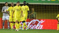 Kekecewaan para pemain Villarreal usai kekalahan 0-1 dari Atletico Madrid di laga terakhir La Liga di El Madrigal, 13 Mei 2012. Villarreal terdegradasi ke Segunda Division. AFP PHOTO / JOSE JORDAN