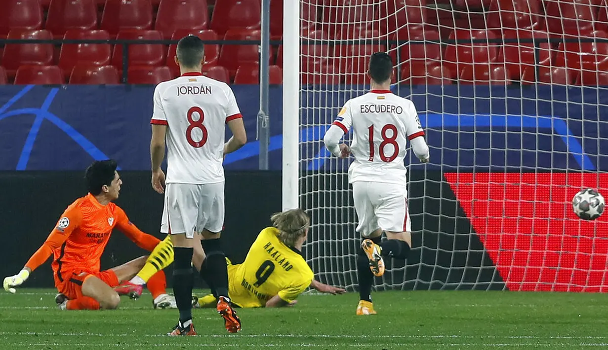 Pemain Borussia Dortmund Erling Haaland (tengah) mencetak gol ke gawang Sevilla pada leg pertama babak 16 besar Liga Champions di Stadion Ramon Sanchez Pizjuan, Seville, Spanyol, Rabu (17/2/2021). Borussia Dortmund menang 3-2. (AP Photo/Angel Fernandez)
