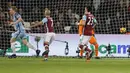 Pemain Manchester City, Kevin De Bruyne (kiri) mencetak satu gol saat timnya menang telak 4-0 atas tuan rumah West Ham pada lanjutan Premier League di Olympic Stadium, London. (1/2/2017). (AP/Frank Augstein)