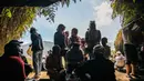 Orang-orang berdoa dan memberkati di gua Widodaren menjelang upacara Yadnya Kasada di Pasuruan, di kaki Gunung Bromo, Jawa Timur, pada Minggu 31 Mei 2026. (JUNI KRISWANTO/AFP)