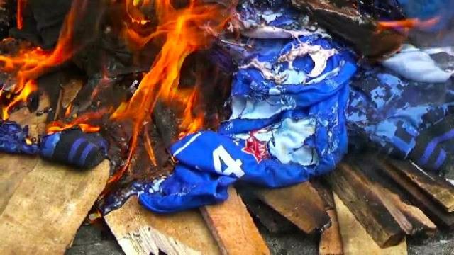 Pembakaran atribut Partai Demokrat yang dilakukan sejumlah kader di Pekanbaru yang menolak Musda.