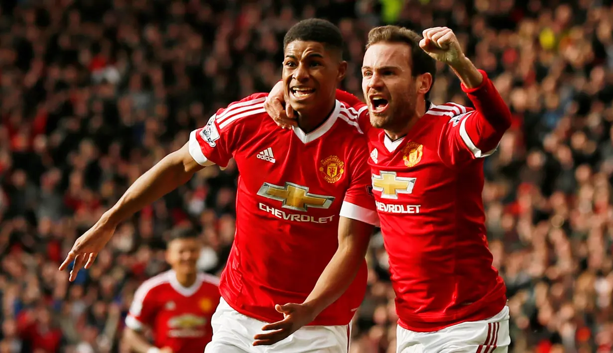 Penyerang muda Manchester United, Marcus Rashford (kiri), berhasil mencetak dua gol sekaligus membawa timnya menang 3-2 atas Arsenal dalam laga Liga Inggris di Stadion Old Trafford, Minggu (28/2/2016) malam WIB. (Action Images via Reuters/Jason Cairnduff)