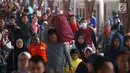 Suasana arus balik di Stasiun Senen, Jakarta, Senin (18/6). Belum terjadi lonjakan pemudik pada arus balik tiga hari setelah Lebaran. (Merdeka.com/Imam Buhori)