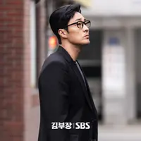 So Ji Sub di drakor Agent Kim Reactivated. (SBS via Soompi)